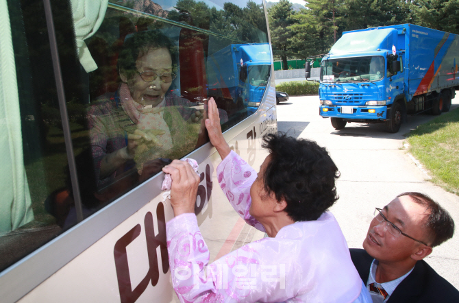 [포토]南 어머니와 北 딸의 작별인사