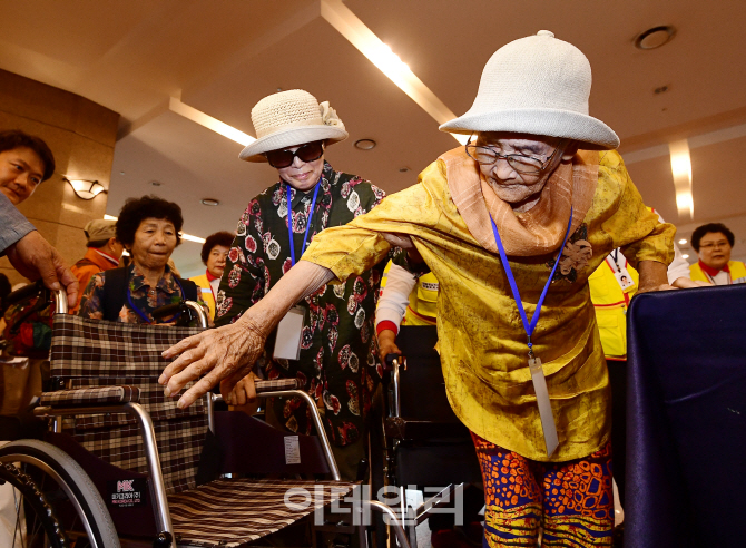 [포토]휠체어 오르는 남측 최고령자 강정옥 할머니