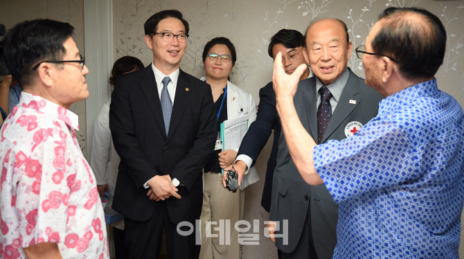 [포토]천해성 통일부 차관-박경서 대한적십자사 회장, 이산가족 면담