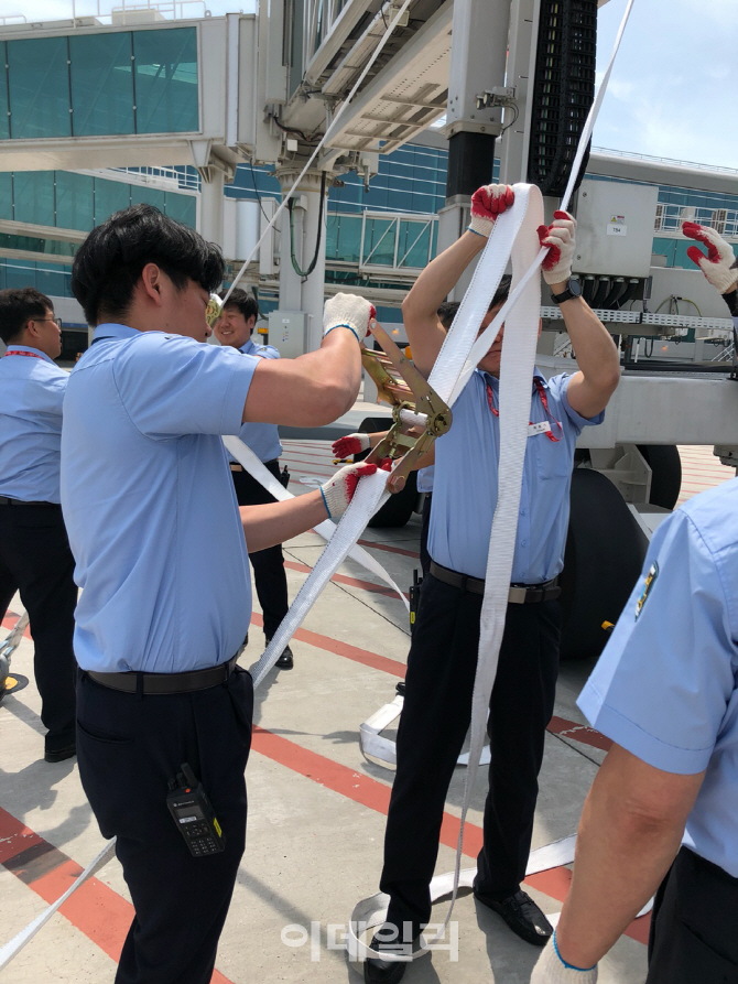 인천공항 "태풍 영향으로 3편 결항..정상 운영중"