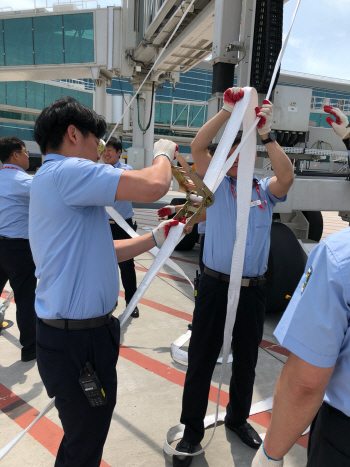 인천공항 "태풍 영향으로 3편 결항..정상 운영중"