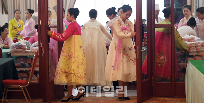 [포토]'도시락 준비하는 북측 접객원들'