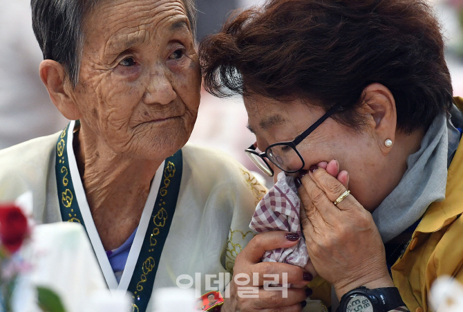 [포토]'눈물이 앞을 가려'