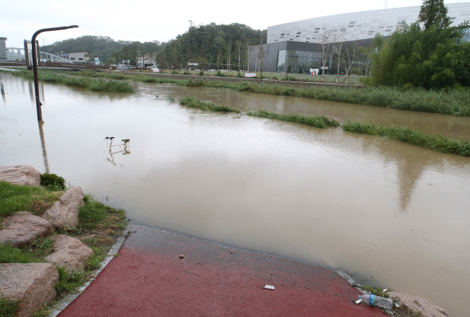 '시간당 40mm'…울산, 갑자기 쏟아진 폭우에 태화강 주변 침수 우려
