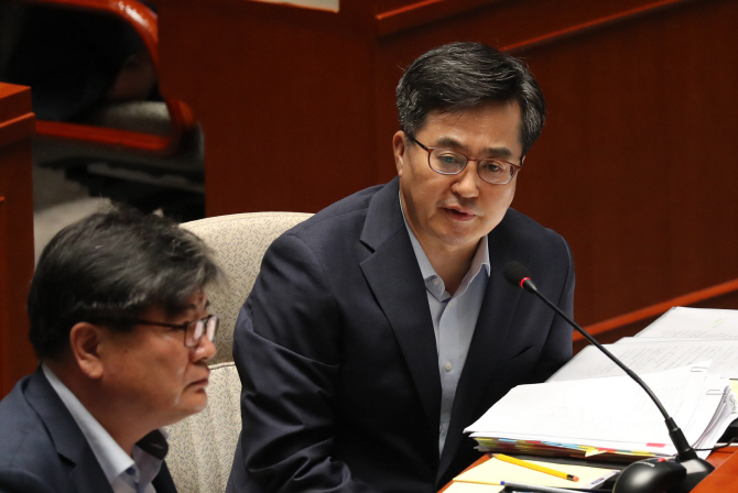 김동연 "경질된 통계청장 비판 부적절..통계오류 동의안해"