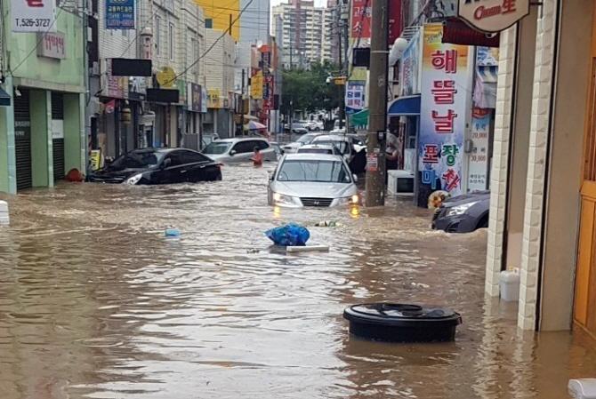 [포토] 국지성호우에 도심 골목길 침수