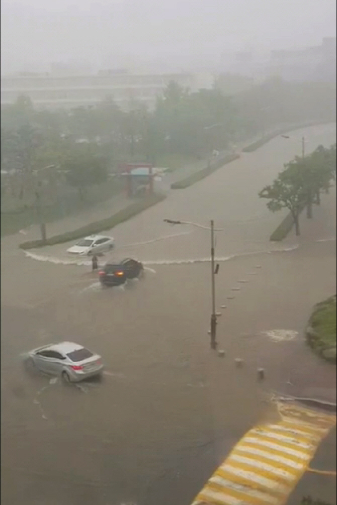 광주, 기습 폭우에 도로 침수 잇따라…'시간당 최대 65mm'