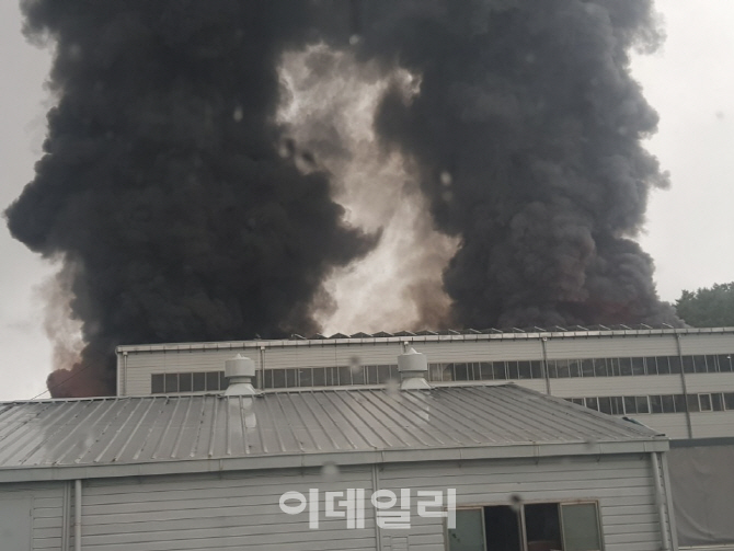 [영상]"검은연기 치솟아 앞이 안 보여"…광주 태전동 공장서 불