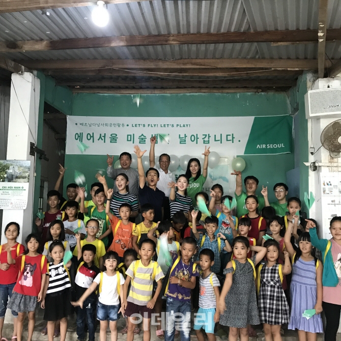 에어서울 승무원, 베트남에서 '일일 미술 선생님' 변신