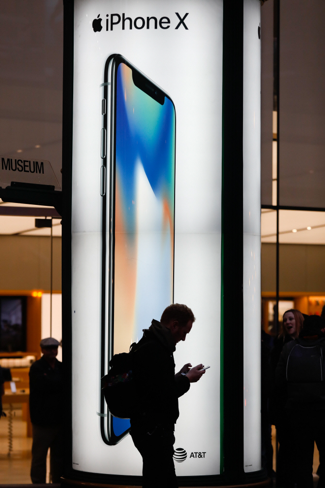 애플, 9월에 '아이폰' 신제품 3종 출시…"역대 최대 6.5인치 화면 포함"