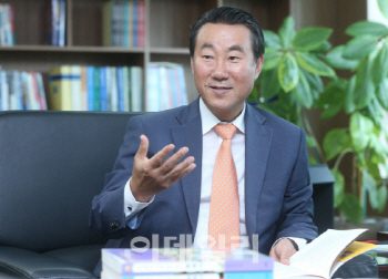 국토부 "성희롱 발언자를 주산연 원장에?  바람직하지 않아"