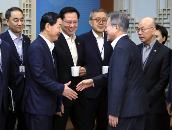 ‘정당성 강조·보완책 마련’ 文대통령, 소득주도성장 투트랙 전략 제시(종합)