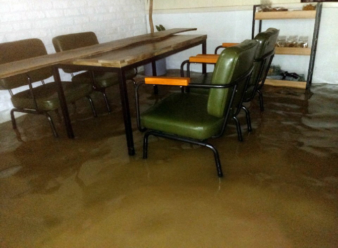 [포토] 빗물에 침수된 커피숍