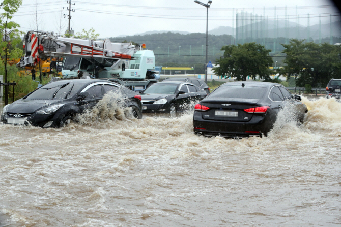 [포토] 폭우에 침수된 도로달리는 차들