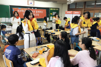 제주항공 승무원, 초등학생 대상 ‘항공안전체험교실’