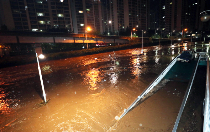 밤사이 폭우..서울 시내 곳곳 도로 통제로 '출근길 전쟁'