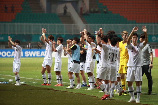 "황의조 파이팅"…AG 韓 축구팀 선전에 편의점도 '방긋'