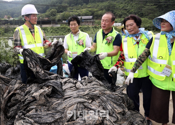 [포토] 영농폐기물 수거하는 김병원 농협 회장