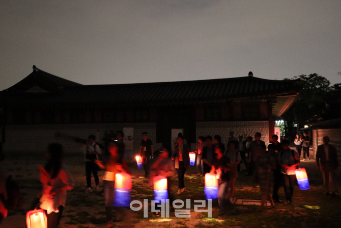 [포토] '경복궁 별빛야행' 청사초롱 들고 발걸음 총총