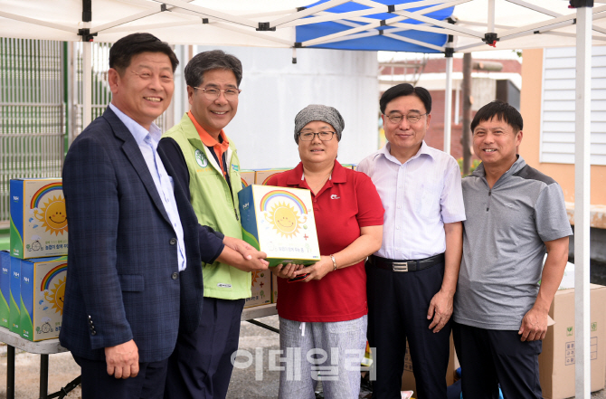 [포토] 폭우피해 농가 격려하는 이수현 농협유통 대표