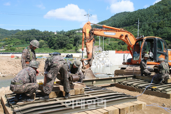 軍, 태풍 '솔릭' 및 집중호우 피해 복구…장병 2500명 지원