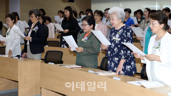 [포토]여권통문 낭독하는 정현백 장관