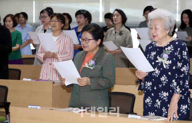 [포토]여권통문 낭독하는 정현백 여가부 장관