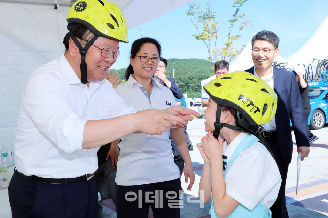 [포토] 자전거 탈때는 안전모 필수