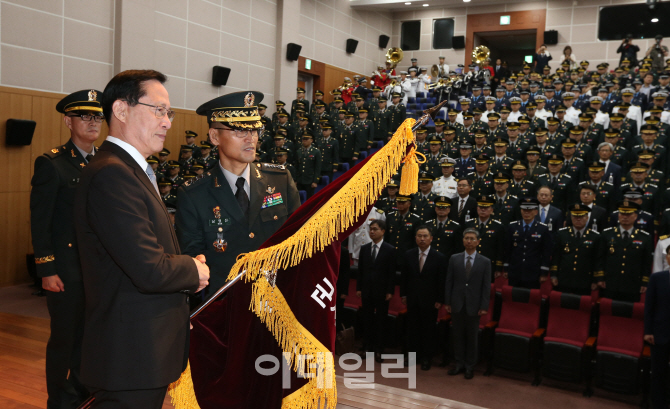[포토]부대기 받는 남영신 초대 안보지원사령관