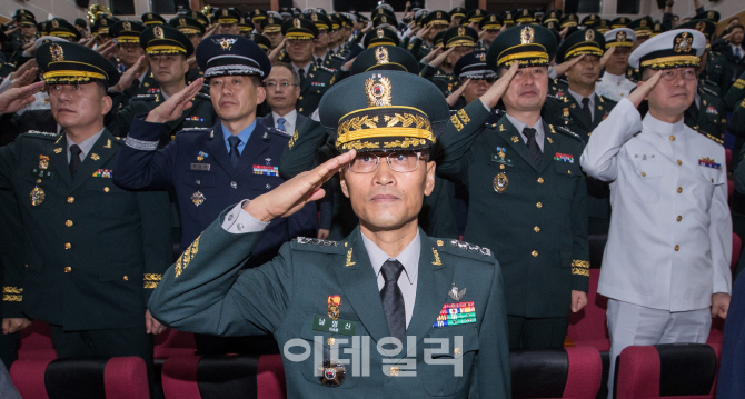[포토]경례하는 남영신 초대 군사안보지원사령관