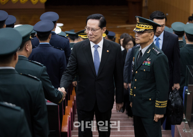 [포토]군사안보지원사령부 부대 창설식, '인사하는 송영무-남영신'