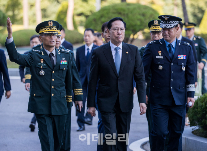 [포토]군사안보지원사령부 부대 창설식 참석하는 송영무-남영신