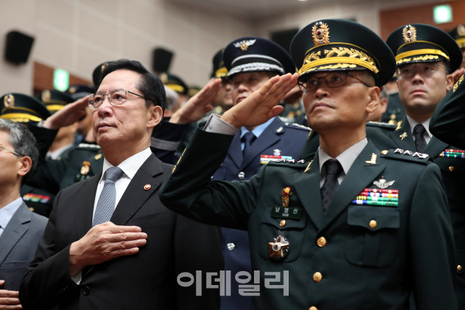 [포토]경례하는 송영무-남영신, '군사안보지원사령부 창설식'