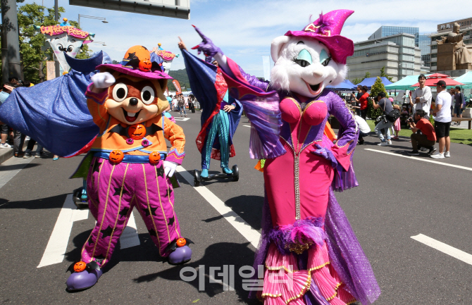 [포토]광화문 차없는거리에 나타난 로티스 할로윈 퍼레이드