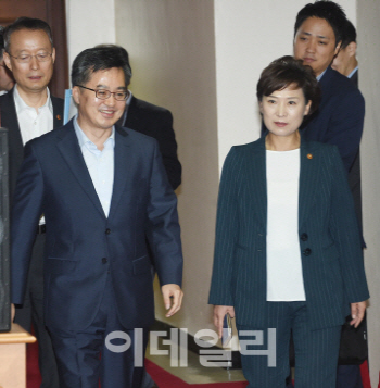기재부 "임대사업자 세제 혜택 축소, 검토한 바 없다"