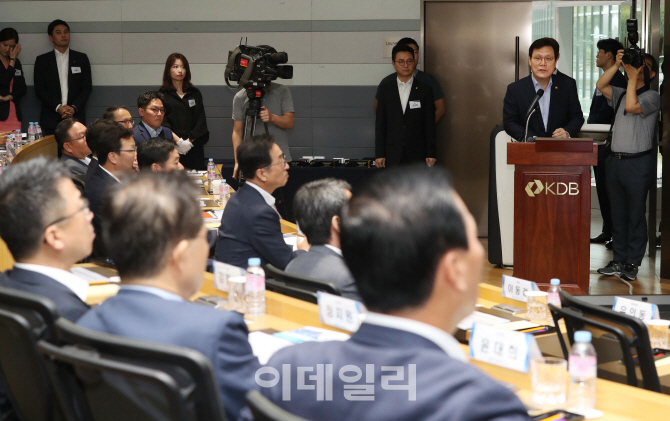 [포토]최종구 위원장 '성장단계별 금융지원과제는'