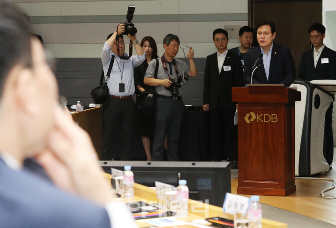 [포토]최종구 금융위원장 '성장단계별 금융지원과제는'