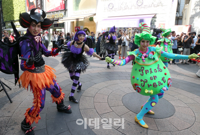 [포토]할로윈 캐릭터 명동에 떴다!
