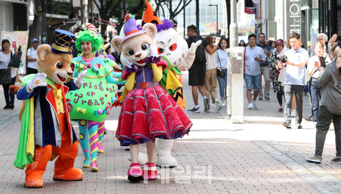 [포토]명동 퍼레이드 하는 에버랜드 할로윈 캐릭터들