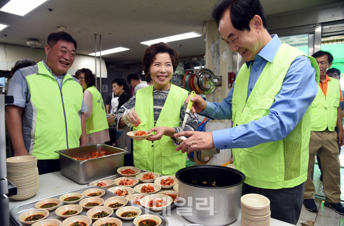 [포토]안병용 의정부시장 "어르신들 올여름 건강히 지내 주셔서 감사합니다"
