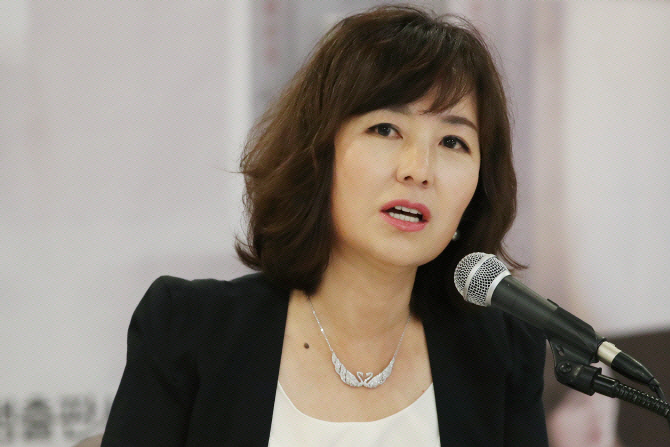 공지영 “김지은·공지영·김부선이 당하는 비난, 도 지나쳐”
