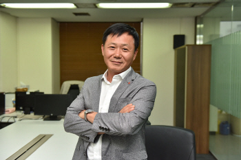 '피크닉 가기 좋은 날'.."롯데카드 통합앱, 고객감성 터치했죠"