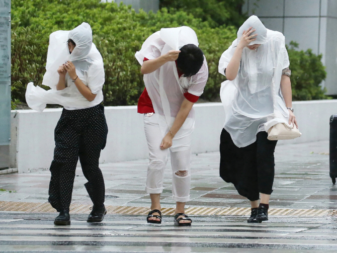 일본 '태풍 제비' 9명 사망·340명 부상… 간사이 공항 폐쇄