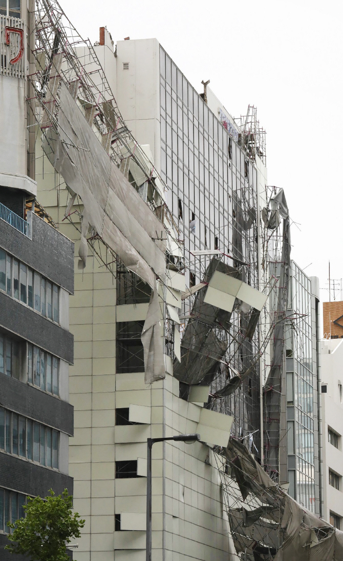 [포토] 태풍 제비가 몰고온 강풍에 흘러내린 건물