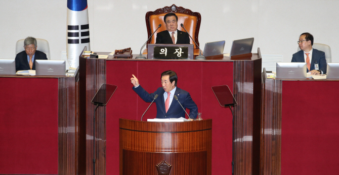 김성태 "文정권 헛발질에 문워킹처럼 한국경제 뒷걸음질"