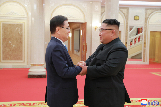 김정은, 비핵화 의지 확약…"핵무기·핵위협 없는 평화터전 만들자"