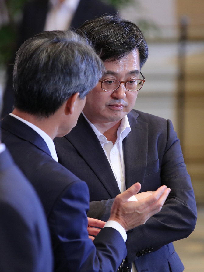[포토] 대화하는 경제부총리와 경제수석