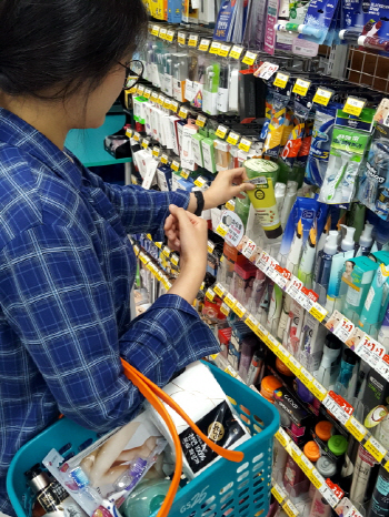 개강만 기다렸다…대학가 주변 편의점 매출 80% 이상 증가