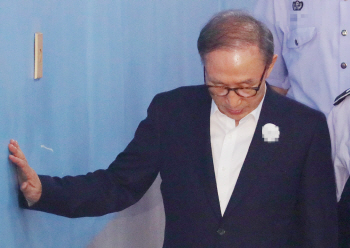 박지원, 'MB 20년 구형'에 "나와 같은 죄? 엄벌 기대한다"