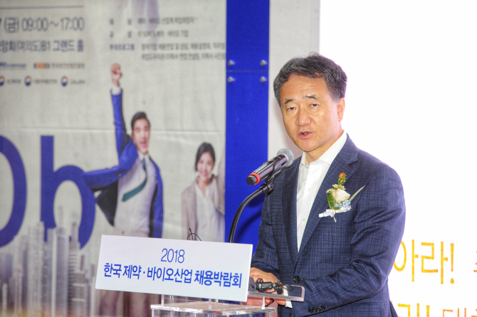 [포토]박능후 장관, '제약바이오산업 채용박람회' 참석